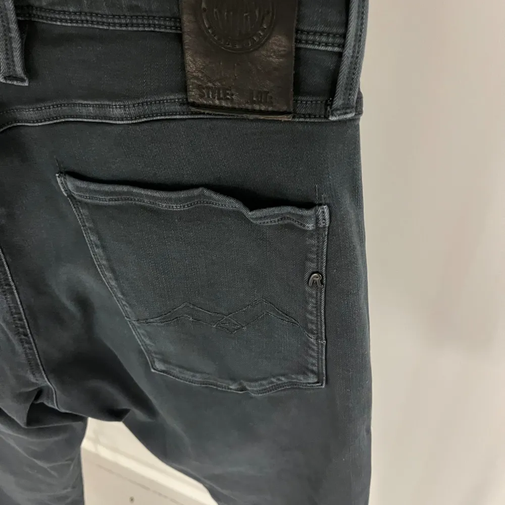 Ett par feta replay jeans i modellen ”anbass” | skick 9/10 | nypris: 1800 kr | bara att skriva vid frågor. Jeans & Byxor.