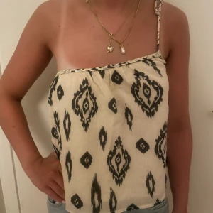 Sommar topp - Jätte gullig offshoulder topp 🩷