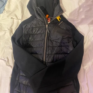 Parajumper cardigan - Cardigan från parajumper. Säljer då jag inte använder den längre. Bra o jättefint skick förutom att det finns två  ställen där tråden lossnat. (Se bilderna 4,5). Men de syns inte när den väl sitter på. Kan säkert fixas om man vill o kan. 