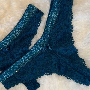 Blåa spets stringtrosor med diamanter - Super snygga stringtrosor med glittrande diamanter 💎 i spets storlek S, kan passa XS. Säljer exakt likadana fast i svart & mörkrosa. Oanvända. Säljs tillsammans. 