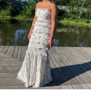 Klänning - Så fin klänning, endast testad! Storlek 38 men passar mig som brukar ha Xs/s💕