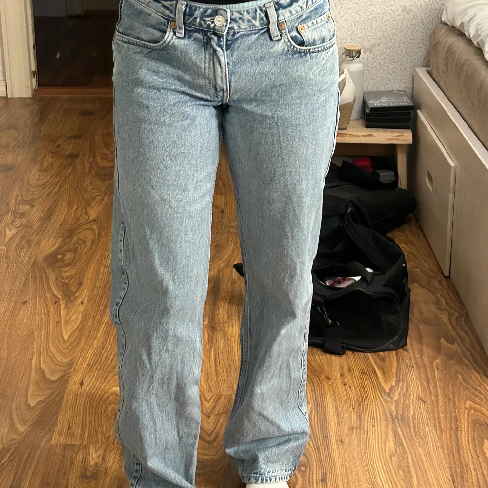 Lågmidjade jeans från weekday. Hela och rena, legat i garderoben och dammat då jag köpt andra jeans som använts mer. Absolut inget fel på dem. Passar mig som är 160 lång. Nypris 590. Jeans & Byxor.