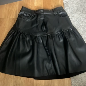 Skinn imitation kjol - En söt kjol från zara som inte kommer till användning. 