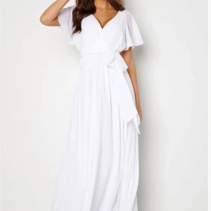 Vit klänning  - Vit somrig/studentklänning, helt nyköpt och inte alls använd. Köpte för 999kr. Priset kan diskuteras vid snabb affär. ————Biała sukienka letnia/studencka, nowa, w ogóle nie używana. Kupiony za 999 koron.