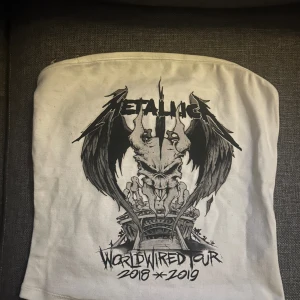 Metallica topp - Jag säljer denna Tube Top med Metallica på och köpt från bershka eftersom att den aldrig har används, den är alltså i väldigt bra skick. 