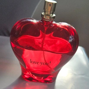 Love you! - Jag säljer denna parfym till ett lågt pris eftersom jag inte vill ha den längre.