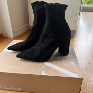 NA-KD Högklackade dock boots - Högklackade sock boots. Strl 38. Sparsamt använda och bekväma med mjukt skaft. Dragkedja på insidan. Svart Faux suede.
