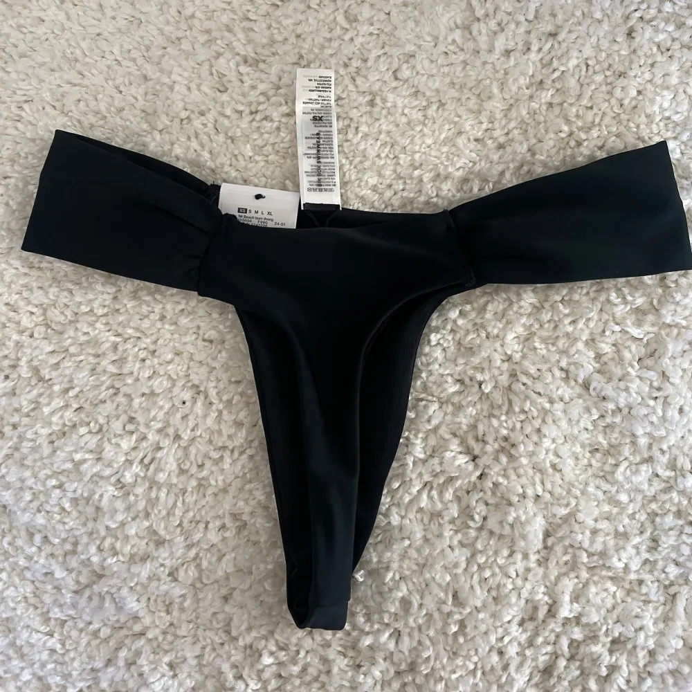 Säljer denna ”beach bum bikinitrosa” från bikbok i XS! Givetvis helt oanvänd med lapparna kvar. 50kr + frakt🫶🏼. Blusar.