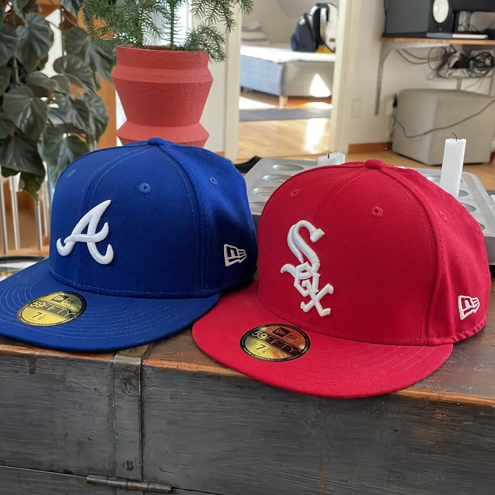 2 fitted basebollkepsar köpta i Florida på Lids. Mycket bra skick, använda ett fåtal gånger. En är röd och har storleken 7&1/4. En är blå och har storleken 7&1/8. Asusteet.