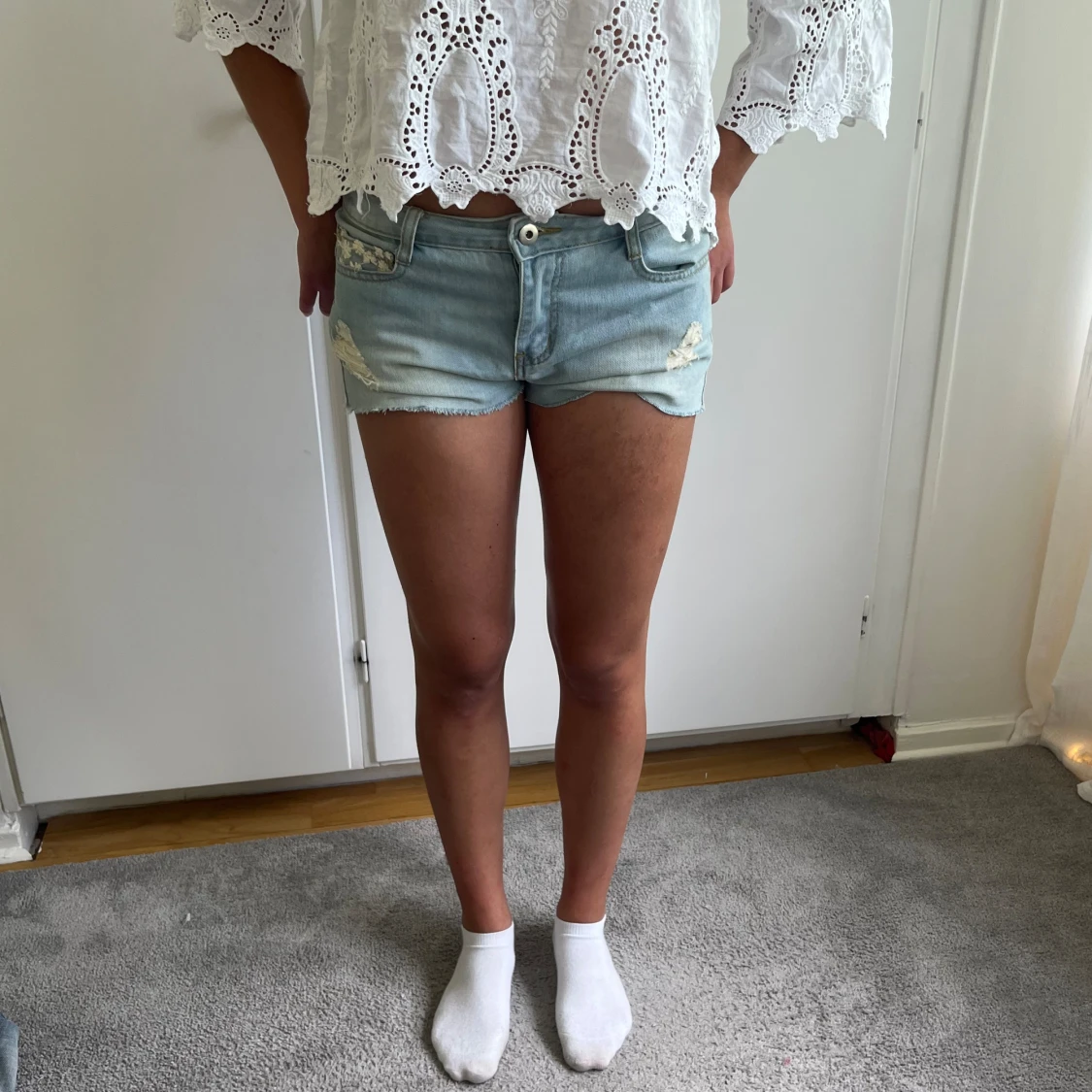 Lågmidjade broderade jeansshorts  - 90