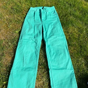 Gröna jeans - Röna jeans med rakare/pösigare passform 