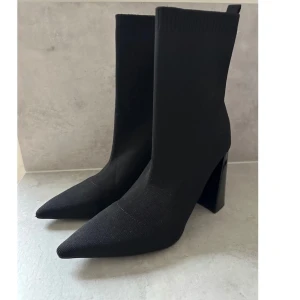 Högklackade spetsiga skor från Zara - Högklackade skor från Zara Stl 41, 26cm Klacken är 10cm Endast använda 1 gång inomhus, nyskick!