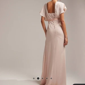 ASOS balklänning - Säljer denna så fina klänningen från ASOS, perfekt för bröllop eller bal. Köpte till min studentbal men valde en annan och glömde returnera i tid, därav säljer jag nu. Helt oanvänd och har i både stl 34 och 36! Nypris 1026.