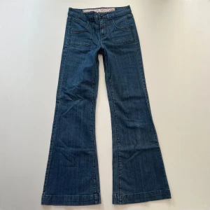 Bootcut jeans - Högmidjade bootcut jeans från Denim Co. Midjemått: 74 cm, 37 cm rakt över. Innerbenslängd: 79 cm. Min vän på bilderna är 167 cm 💓