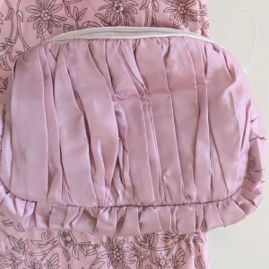 Elegant Sminkförvaring /rosa clutch från Lisbeth Dahl – Perfekt för Alla Dina Skönhetsprodukter! - Elegant Design: Väskan har en sofistikerad rosa färg som utstrålar elegans och stil. Mjuk och Lyxig: Tillverkad i ett mjukt material som känns lyxigt och ger bra skydd för dina produkter. Exklusiv Förvaringspåse: Medföljer en matchande rosa påse