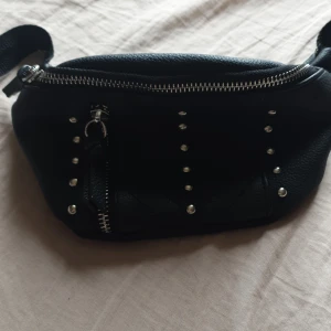 Magväska för barn  - Använd väldigt mycket, en knut på snöret som inte går upp och lite knögligt snöre. Därför säljer jag billigt!