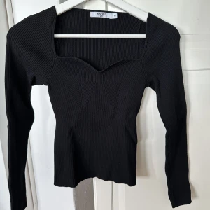 Svart ribbstickad tröja - Svart ribbstickad långärmad tröja i strl XS från NAKD. Använd fåtal gånger. 120kr + frakt