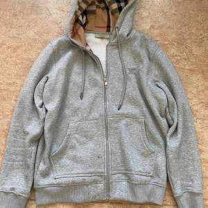 Säljer min burberry hoodie nyskick använd typ en gång är för liten 