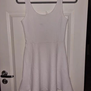 Klänning  - Vit klänning från H&M i stl 38