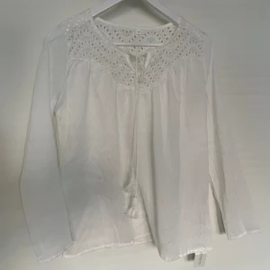 Blus - Vit blus, aldrig använd. Storlek s. Lite genomskinlig
