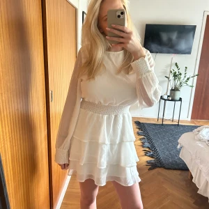 Vit klänning  - Vit klänning som är perfekt till studenten och sommaren, storlek 38