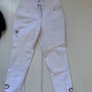 Tävlingsridbyxor - Cavalleria Toscan Helskodda Nypris 2500kr Inte använda jätte mycket men finns några märken från lädret som inte går bort Storlek: italiensk 42 vilket motsvarar svensk 38