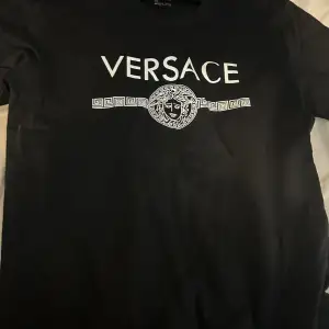 Säljer min helt ny Versace tröja storlek M svart färg 1:1