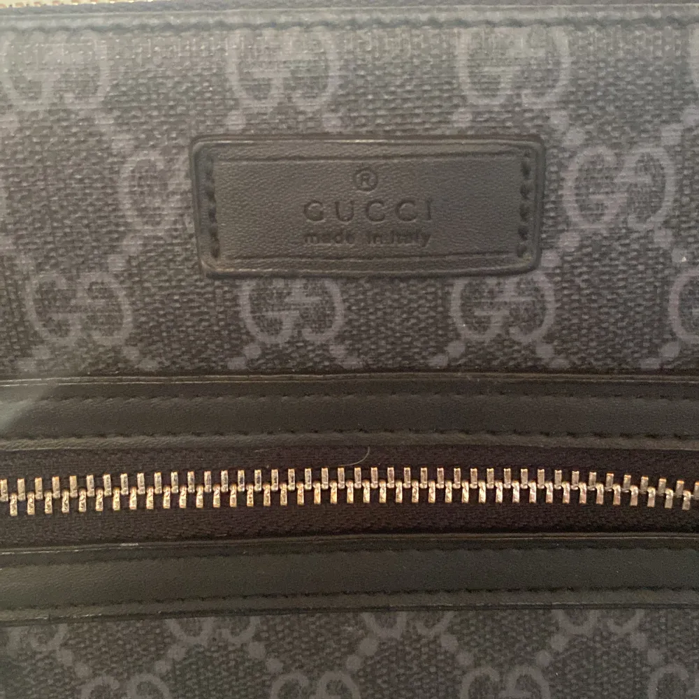 Gucci väska jätte fin. Dock har den ett märke som ni kan se på bilden. Annars är den i bra skick . Väskor.