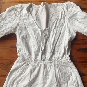 Byxdress  - Söt byxdress som aldrig används av mig, därav inga defekter💛 Väldogt somrig och är ganska blus aktiv 💛 från Cubus i storlek xs💛