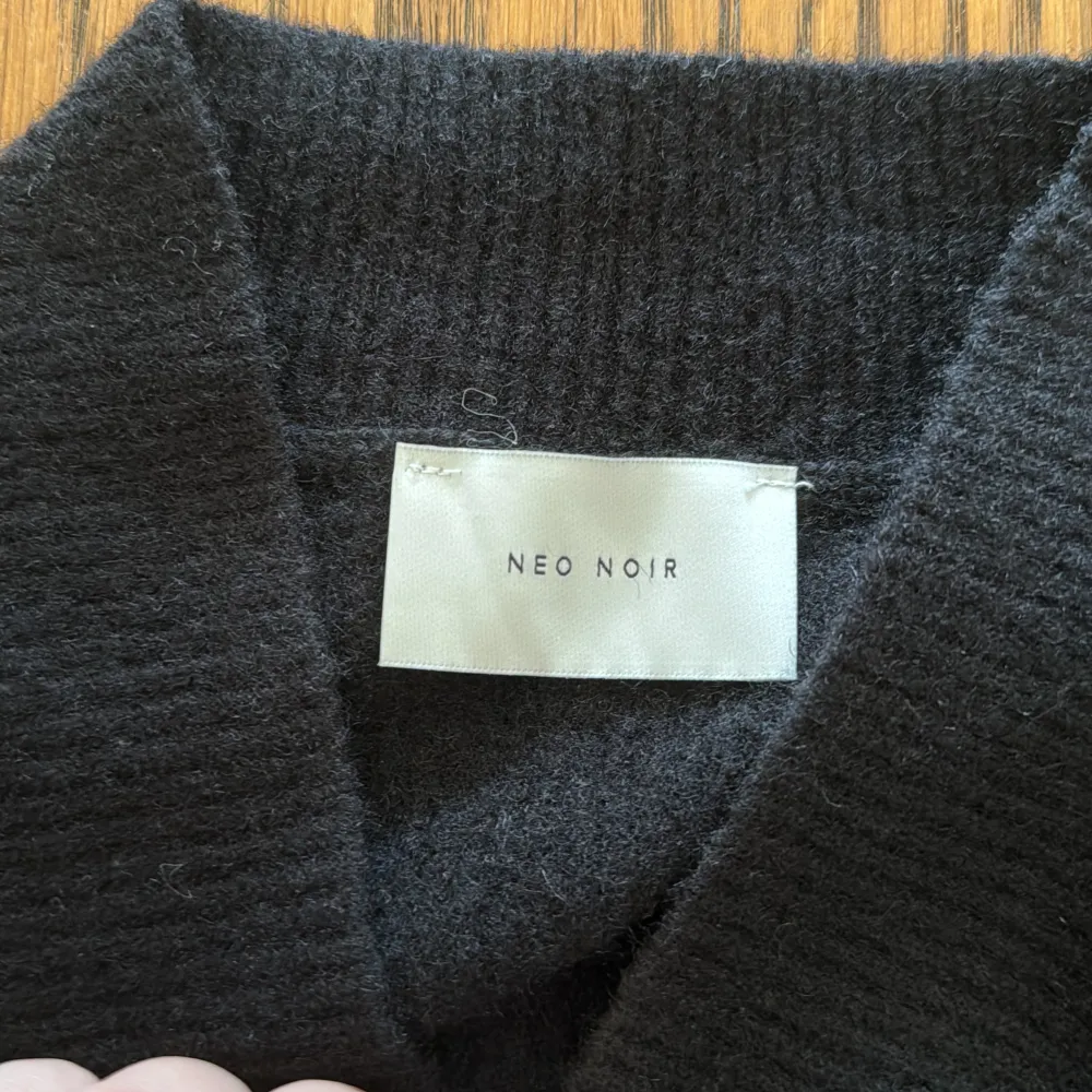 Säljer denna söta trekvartärmade tröjan från neo noir som aldrig är använd . Stickat.