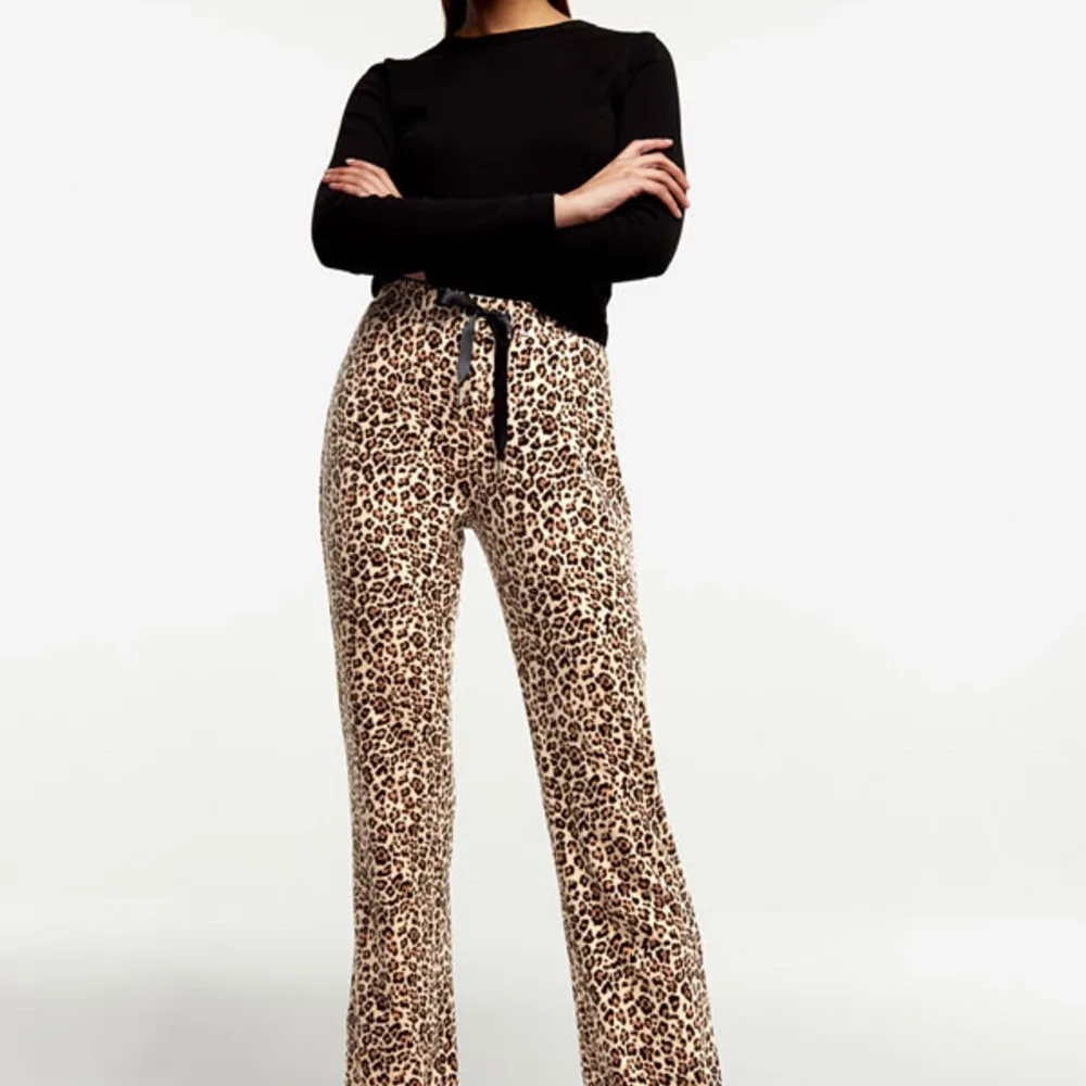 Säljer de populära leopard byxorna från Gina, bara testade då de var för korta för mig:( skriv om ni undrar något! Pris kan diskuteras ❤️. Jeans & Byxor.