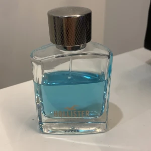 Hollister fragrance - Hollister wave fragrance 50mL. Använt ungefär halva. 