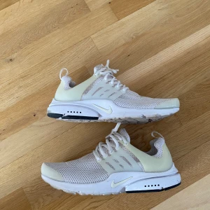 Nike Air Presto vit - Säljer ett par vita Nike air presto, jag säljer dom då jag nästan aldrig har använt dom så dom har bara legat hemma i garderoben och skräpat. Cond 9/10 Storlek 42.5