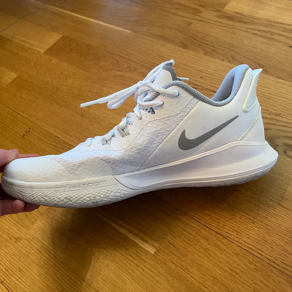 Ikoniska sneakers från Nike x Kobe Bryant. Limited Edition utgåva precis efter hans död. Produceras inte längre.  Endast använda 1 gång. Storlek 43 . Skor.