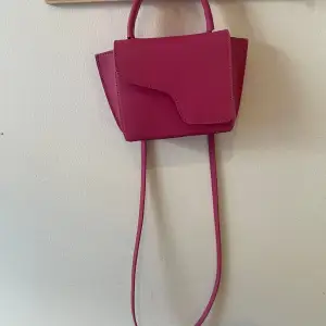 ⚠️⚠️‼️Endast byte! Jag skulle vilja byta min fina rosa ATP väska mot en likadan i en annan färg Mycket bra skick och köpt förra veckan
