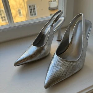 Kitten heels  - Kitten heels i silver i storlek 37. 