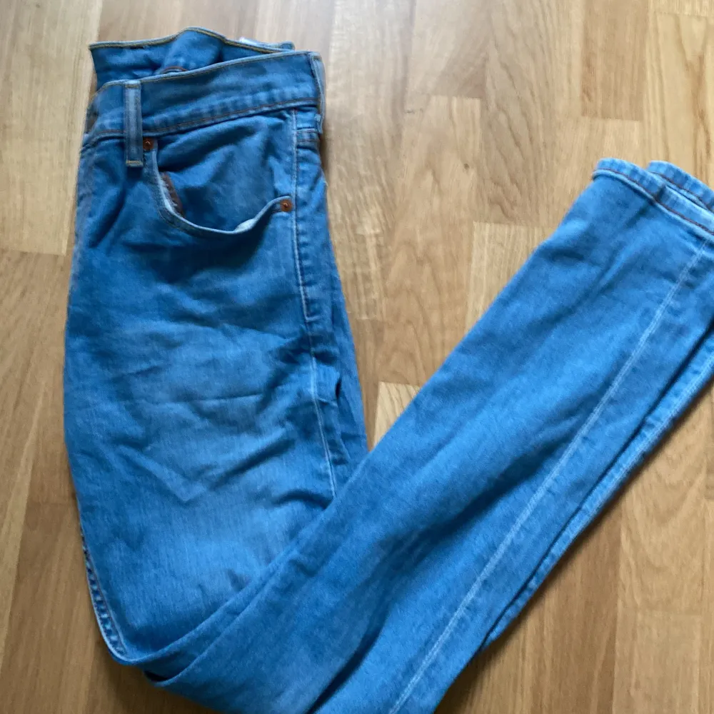 Säljer dessa feta Levis jeansen som är ljusblåa och perfekta till sommaren. Dem är i perfekt skick. Skriv gärna om ni har frågor.. Jeans & Byxor.