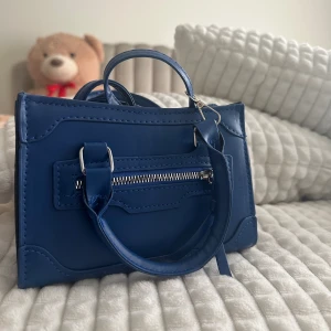 Axelremsväska  - Super fin väska men kommer inte till användning. Band följer med 