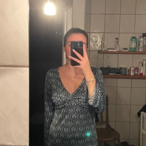 Mönstrad lång klänning - Säljer min mammas klänning. Vet inte vart den är köpt tyvärr. Storlek S men passar även M.  Aldrig använd 🩷