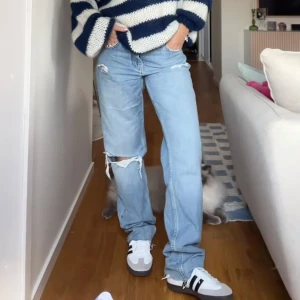 Blå jeans  - Säljer dessa snygga jeans från lager 157 limited edition! Lågmidjade och straight leg. Så snyggt till sommaren!! Säljer nu då dem inte kommer till användning längre❤️nypris 400kr