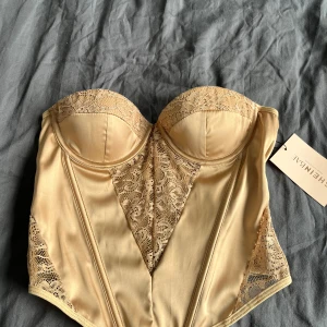 Korsett - Fin korsett/topp i peach/guld färg 