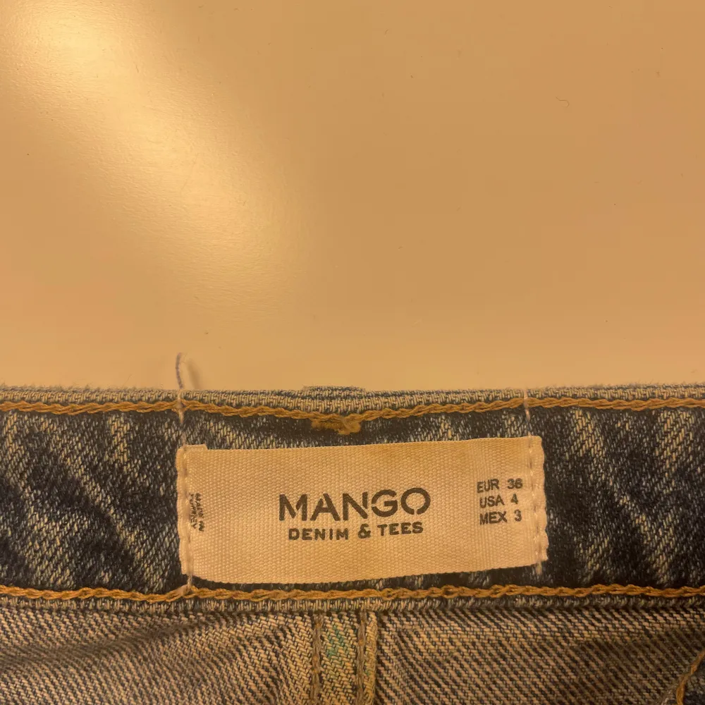 Lågmidjad jeanskjol från mango! Jag kan ej skicka bilder med de på då de är för små för mig🫶🏼. Kjolar.