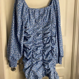 Blommig sommarklänning  - Använd några gånger  Strl L men passar även M  Sitter väldigt fint Dold dragkedja på sida som gör den lätt att ta på och av 