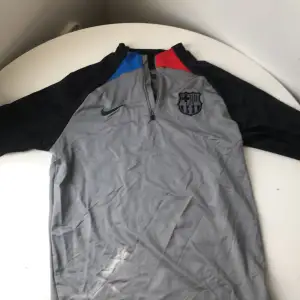 Barcelona tröja i super skick inga skador alls och är köpt för 800kr