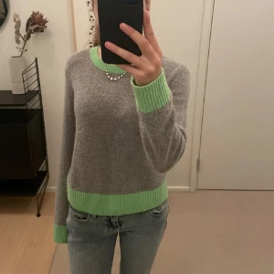 From Future - En jättefin from future tröja, storlek L men sitter som S då den är liten i storleken. Säljer pga lite användning, den är i jättebra skick(använd 1 gång) 