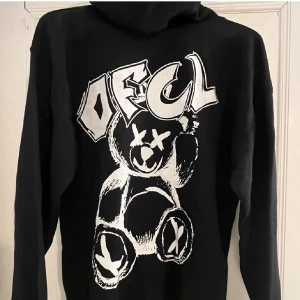 Hoodie med tryck - En cool hoodie med graffiti tryck i unisex, beställde fel storlek och kunde inte returnera så aldrig använd, prislapp kvar. Köparen står för frakt, Priset går att diskutera 💕💕