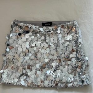 Minikjol glitter - Glitter Minikjol, så fin!! Använd ca 2ggr men fortfarande fint skick. Från Cider. Perfekta längden. Storlek XS men passar mig som är S