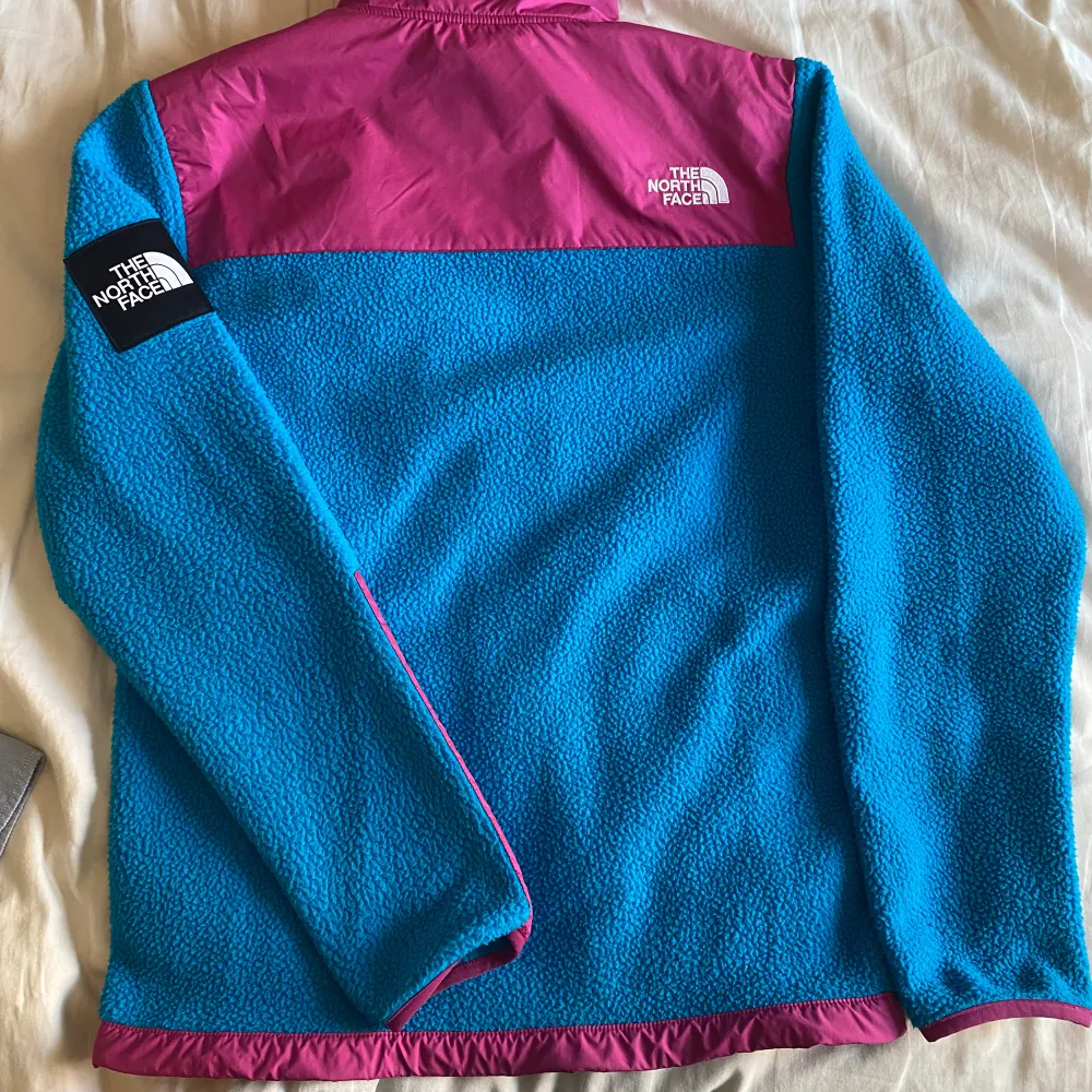 North Face! Inte använd mer än 3 gånger. Perfekt skick. Elon Musk gamla tröja. (Pris kan diskuteras). Takit.