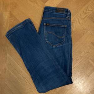 Nice jeans från Lee  Mycket bra skick  Model maron straight  Sitter mer som slim 