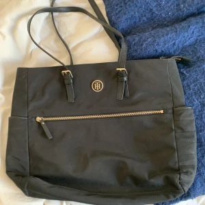 Tommy Hilfiger väska - En äkta svart Tommy hilfiger väska i toppskick. Har haft i några år men bara använd ett par gånger💕